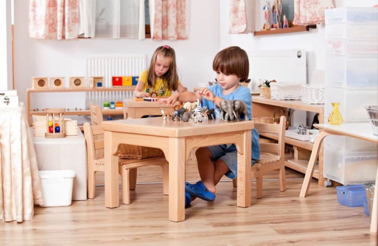 Montessori vs. grădinița tradițională: 8 diferențe importante pentru părinți