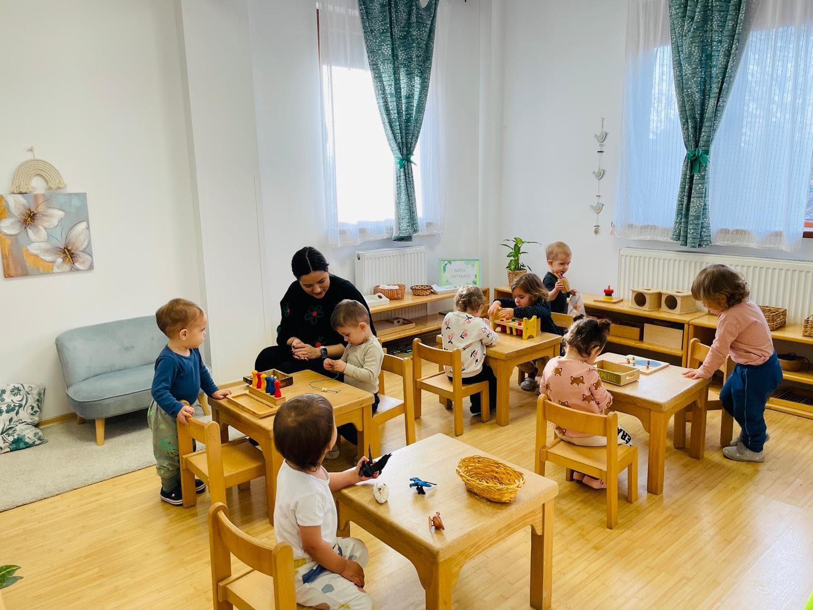 Prim-plan cu mâinile unui copil răzuind un biscuite pe o tavă de sticlă — exercițiu de viață practică